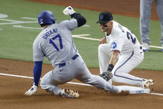 マーリンズ戦の１回、三盗を決めるドジャース・大谷。日米を通じて自身初の５０盗塁となった＝マイアミ（共同）