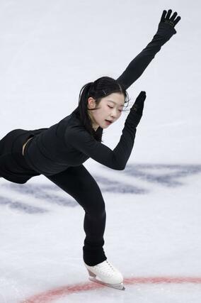 公式練習で調整するフィギュアスケート女子の中井亜美＝ミラノ（共同）