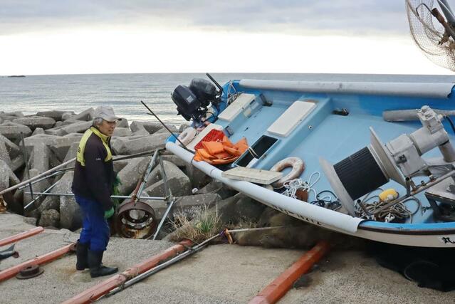陸に乗り上げた漁船＝１月２日、佐渡市