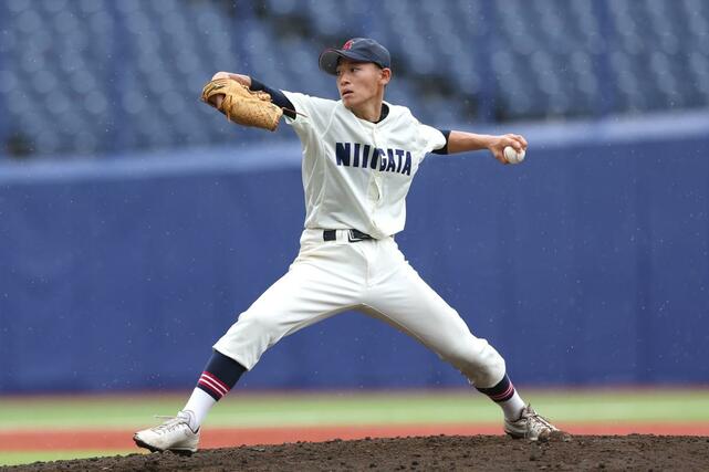 新潟－開志学園　７回から２番手で登板し、３回無失点に抑えた新潟の龍田京太郎＝エコスタ