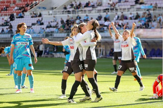 新潟L-マイナビ仙台 MF川村優理がシュートを決め、喜ぶ選手=5月25日、仙台市のユアテックスタジアム仙台