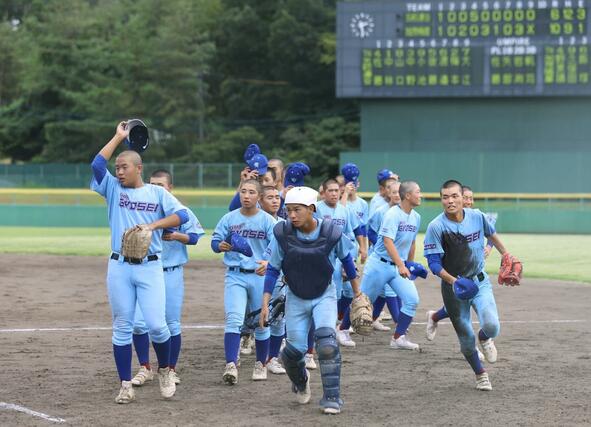 加茂暁星－五校連合　１０－６で五校連合に勝利した加茂暁星ナイン＝９月６日、新発田市五十公野公園野球場