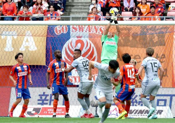 新潟-岡山 後半、ゴール前で必死に守る新潟の選手たち=ビッグスワン