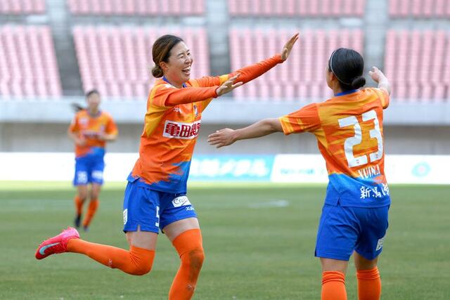 新潟Ｌ－大宮　後半１１分、ゴールを決めたＭＦ川村優理（左）。アシストしたＦＷ山本結菜とともに喜ぶ＝デンカビッグスワン（写真映像部・大橋奎介）