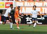 新潟-横浜FC 前半、先制ゴールを決めるMF三戸舜介=9月23日、デンカビッグスワン