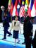 日ASEAN首脳会議で、記念撮影後にマレーシアのアンワル首相と言葉を交わす高市首相=26日、マレーシア・クアラルンプール(共同)