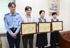 山崎真吾署長から感謝状を受け取った金澤かおるさんら=十日町署