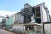 　福島第１原発３号機に隣接する廃棄物処理建屋（手前左）＝２月