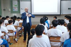 授業で説明するソコール・ヴァコさん=刈羽村刈羽