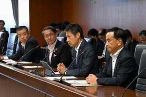 地方鉄道の存続に向けた意見交換会に出席した(左から)滋賀県の三日月大造知事、鳥取県の平井伸治知事、広島県の湯崎英彦知事、山口県の村岡嗣政知事=26日午後、国交省