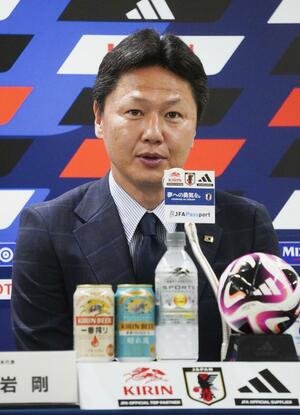 記者会見で米国遠征のメンバーを発表するU-23日本代表の大岩監督=5月30日、東京都文京区