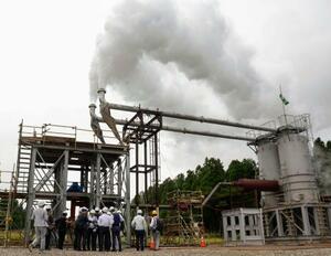 九電みらいエナジーが公開した、地熱発電所の建設を目指し実施している噴出試験=16日午後、大分県九重町