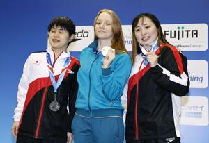 ワールドシリーズ女子50メートル自由形で銀メダルを獲得した石浦智美(左)=静岡県富士水泳場