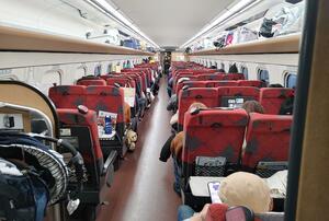 大宮ー熊谷で急きょ停車した上越新幹線の車内=1月1日午後4時30分すぎ