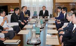 国会内で開かれた衆院議院運営委の理事会=17日午前
