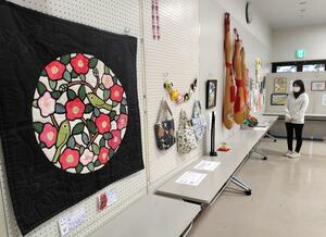 要介護認定を受けた人たちの作品を集めた「みてみて☆私の自慢展」＝新発田市中央町３のアクティブ交流センターまちなかギャラリー