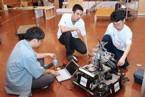大会に向けてロボットを調整する「フェニックスロボッツ」のメンバー=長岡市表町4