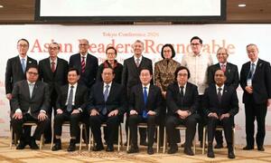 　「アジア円卓会議」の初会合で写真に納まる、共同議長の岸田元首相（前列左から４人目）、インドネシアのユドヨノ元大統領（同３人目）ら＝１０日午後、東京都港区