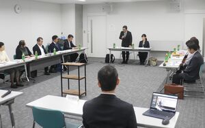 市政運営の指針となる第６次総合計画の策定について意見を交わした審議会＝新潟県柏崎市役所