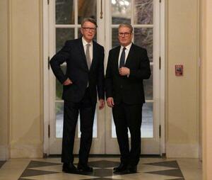 　米ワシントンでスターマー英首相（右）と話すマンデルソン氏＝２０２５年２月（ロイター＝共同）