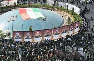 イスラエルによる攻撃で死亡したイラン革命防衛隊幹部らの国葬=6月、テヘラン