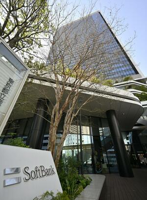 ソフトバンクグループ本社が入るビル=4月、東京都港区