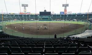 第107回全国選手権大会の出場校の練習が行われた甲子園球場。日本高野連がDH制を導入することを決め、全国レベルでは来年の選抜高校野球大会から実施される=1日