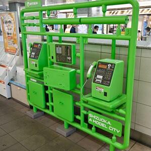静岡市内に設置された公衆電話のプラモニュメント=1日