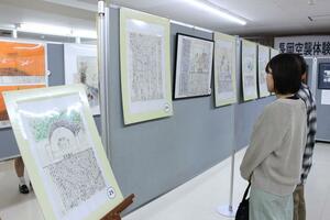 富山大空襲を描いた絵日記などの展示=長岡市城内町2