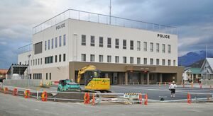 完成した南魚沼署新庁舎。12月14日の業務開始を前に、外構工事が急ピッチで進む=11月26日、南魚沼市小栗山