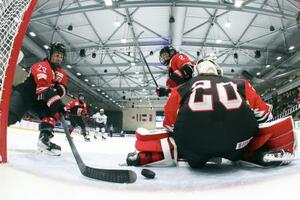 フランスの得点を阻止しようとする日本の選手ら=13日(ゲッティ=共同)