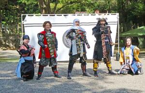 越後上越上杉おもてなし武将隊の新メンバーとしてお披露目された「軒猿沙夜」（左端）＝上越市の春日山神社