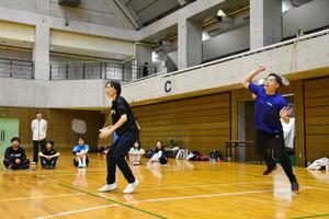 子どもたちの前でプレーを披露する沼倉昌明さんと千紘さん夫妻＝長岡市学校町１