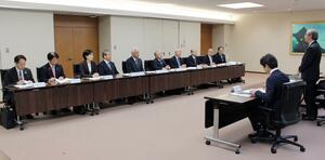 花角英世知事(右)に2025年度の県予算について要望する県町村会のメンバー=10月23日、県庁