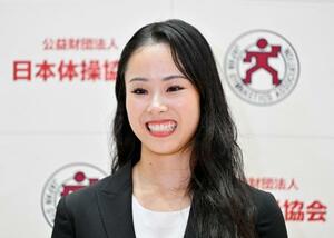 現役引退について取材に応じる新体操の鈴木歩佳=5日、東京都内