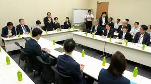 超党派の国会議員による「空襲議連」の総会=22日午後、国会