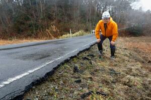 　福島県富岡町の町道を確認する同町担当者＝２月