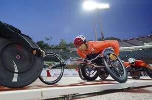 男子5000メートル(車いすT54) 力走する樋口政幸=神戸ユニバー記念競技場