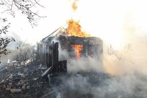 16日、ウクライナ東部ドネツク州コンスタンチノフカで、ロシア軍の砲撃を受け炎上する住宅(ゲッティ=共同)