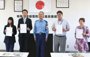 4人が出席し、委嘱状を受け取った「特殊詐欺被害防止推進員」委嘱式=加茂署