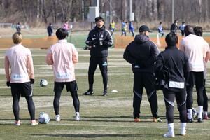 Ｊ２新潟　選手に声を掛ける船越優蔵監督＝６日、聖籠町