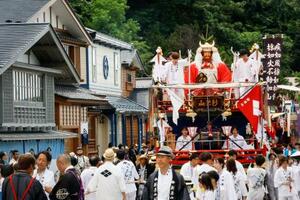 姥神大神宮渡御祭の本祭で街道を巡る山車=10日午後、北海道江差町