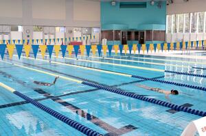 営業再開し、早速利用者が訪れた佐渡スポーツハウスの温水プール=佐渡市吉岡