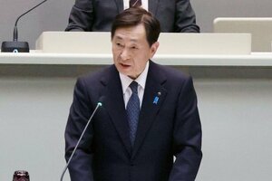 初の予算編成などについて説明する小菅淳一市長＝２７日、上越市議会