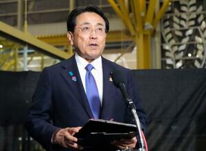 米ワシントン近郊の空港で記者団の取材に応じる赤沢経済再生相=5日(共同)