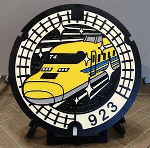 　ドクターイエローをデザインしたマンホールふた＝１９日、神奈川県綾瀬市役所