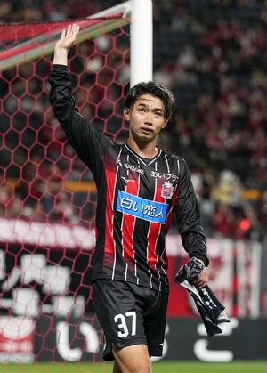 福岡と引き分け、サポーターの声援に応える札幌・田中克幸＝プレド