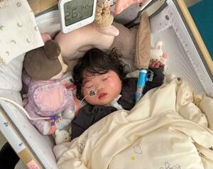 自宅で介護を受ける研谷日七未ちゃん=1日(父友太さん提供)