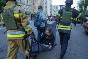 　ロシアによる攻撃で負傷した女性を運ぶ救助隊員＝２８日、ウクライナ・キーウ近郊（ＡＰ＝共同）