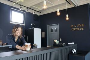 7月にオープンしたカフェ「MAUVE COFFEE Co.」内装をモーブ色にし、非日常感を演出している=新潟市西蒲区橋本